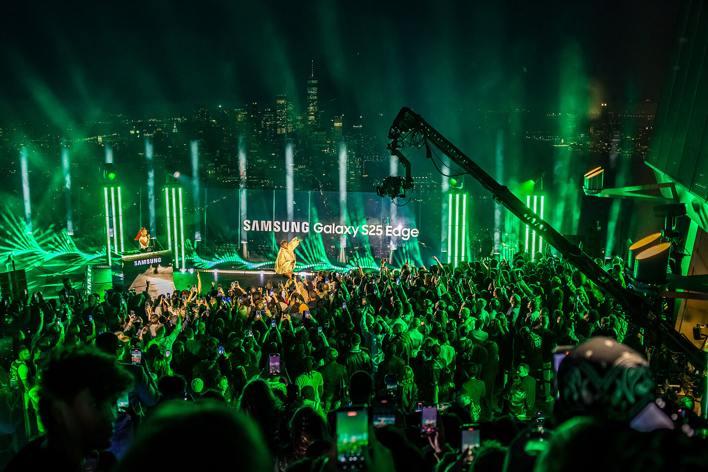 Rooftop launch concert with green lighting and city skyline at the Samsung Galaxy S25 Edge launch