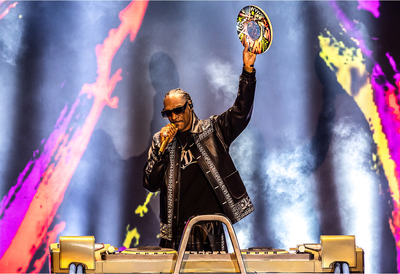 Snoop Dogg raises a graffiti record on stage with a mic, Fortnite Chapter 2 Remix launch